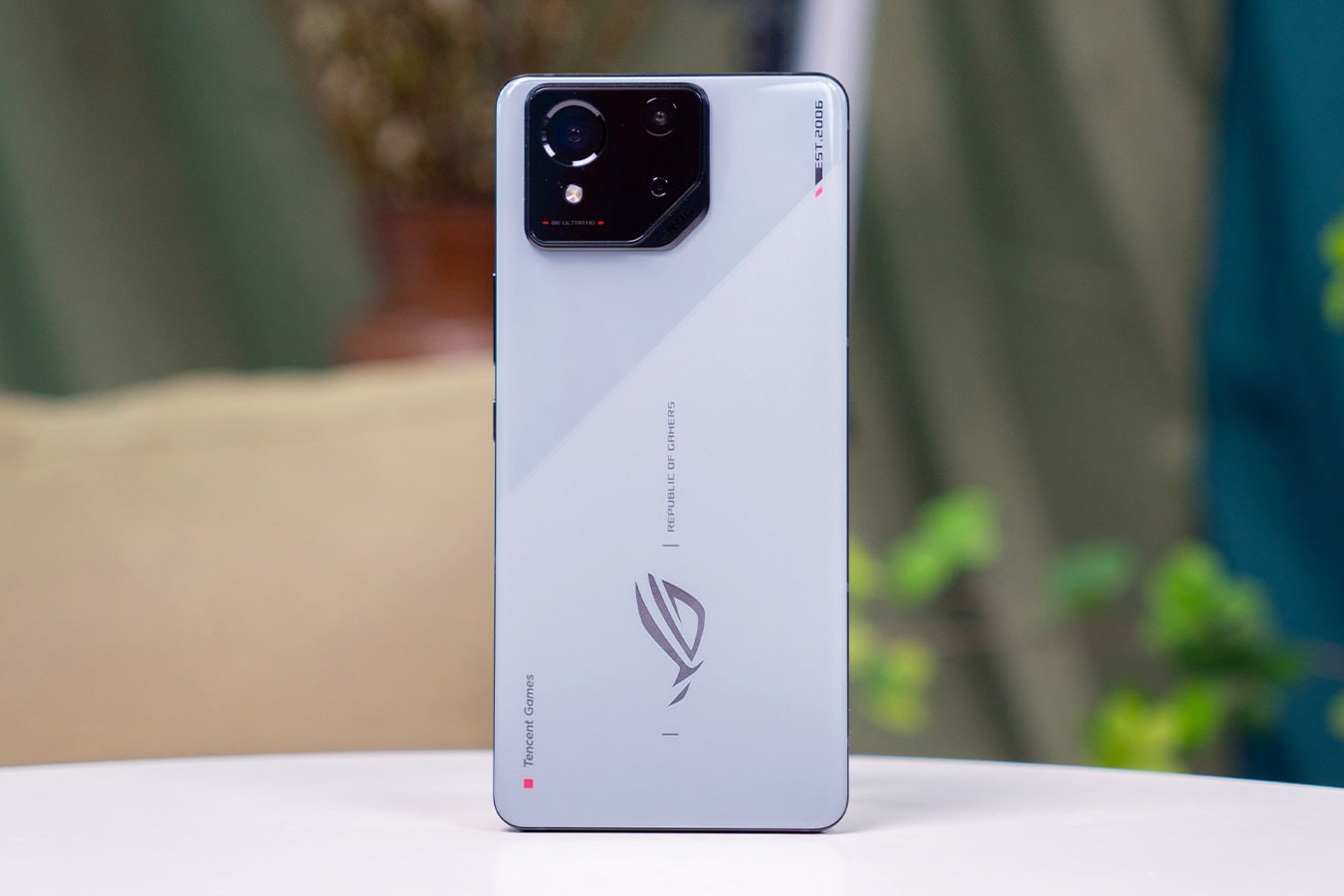 So Sánh ASUS ROG Phone 8 Pro Vs Red Magic 9 Pro Siêu Phẩm Gaming Phone Nào Đáng Mua Hơn? 14 ASUS ROG Phone 8 Pro while
