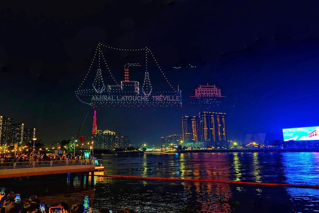 Thưởng Thức Màn Trình Diễn 1100 Drone Trên Bầu Trời TP HCM 13 Thưởng Thức Màn Trình Diễn 1100 Drone Trên Bầu Trời TP HCM chiếc thuyền