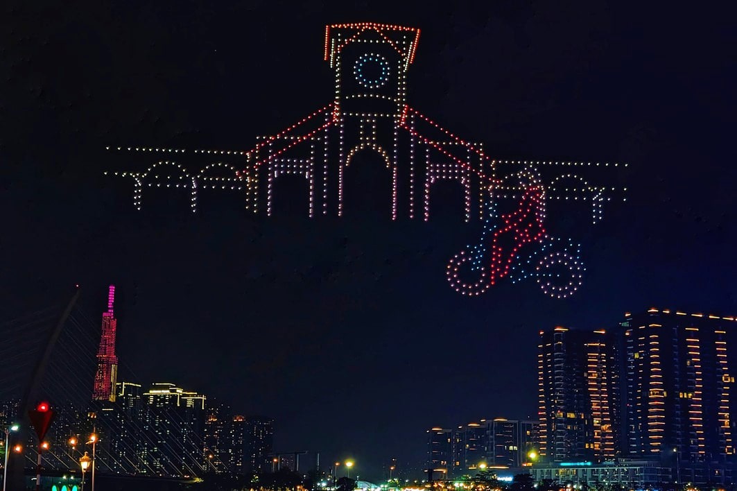 Thưởng Thức Màn Trình Diễn 1100 Drone Trên Bầu Trời TP HCM 17 Thưởng Thức Màn Trình Diễn 1100 Drone Trên Bầu Trời TP HCM chợ bến thành