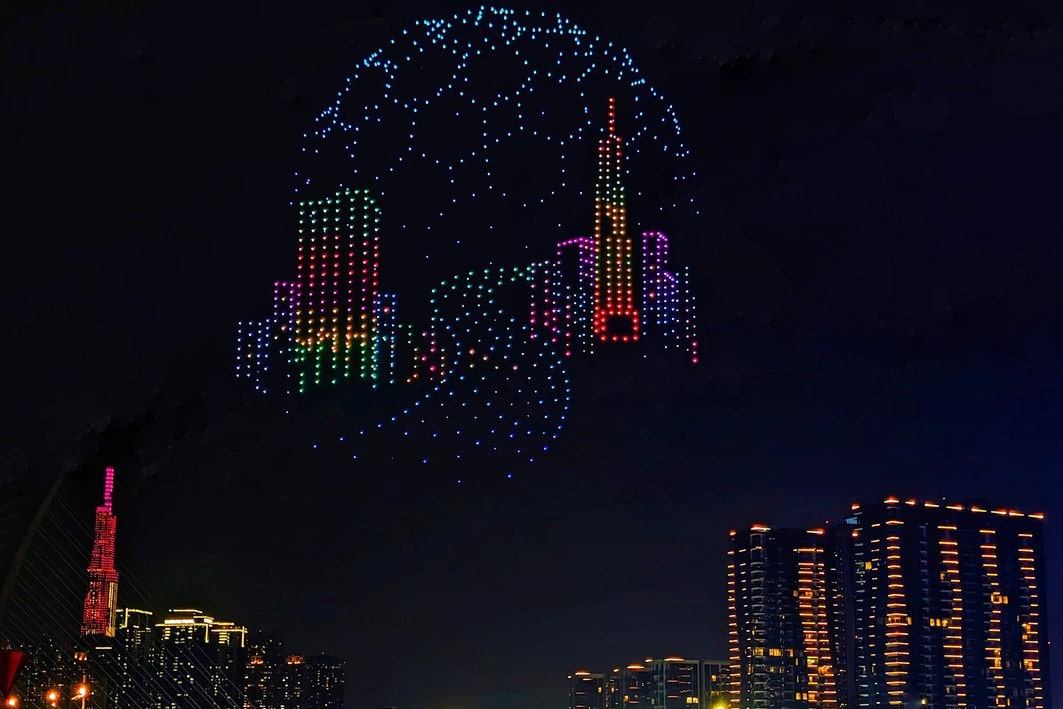 Thưởng Thức Màn Trình Diễn 1100 Drone Trên Bầu Trời TP HCM 12 Thưởng Thức Màn Trình Diễn 1100 Drone Trên Bầu Trời TP HCM nhà thờ