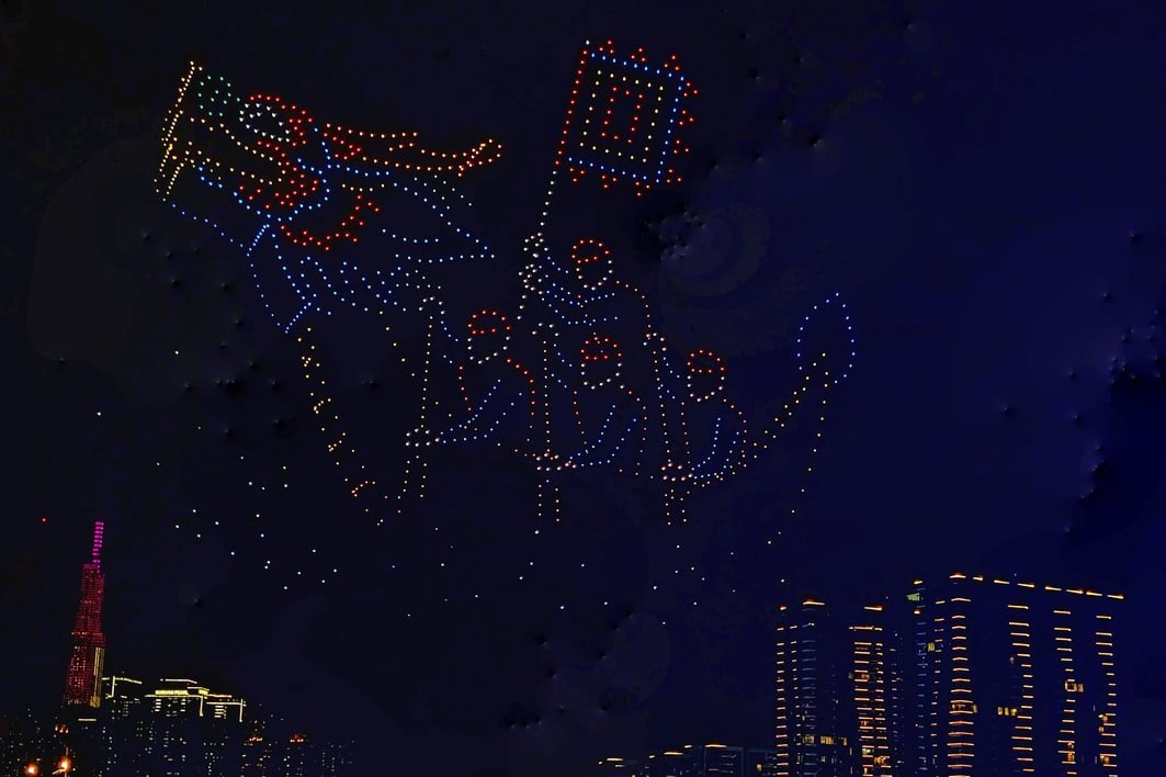 Thưởng Thức Màn Trình Diễn 1100 Drone Trên Bầu Trời TP HCM 14 Thưởng Thức Màn Trình Diễn 1100 Drone Trên Bầu Trời TP HCM rồng