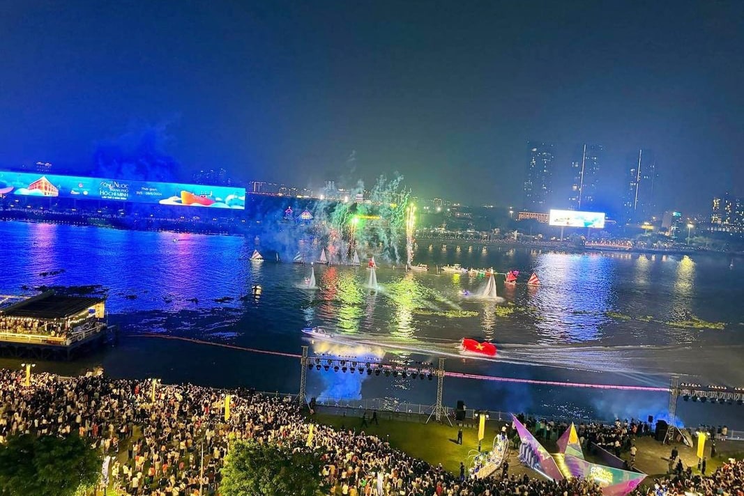 Thưởng Thức Màn Trình Diễn 1100 Drone Trên Bầu Trời TP HCM 11 Thưởng Thức Màn Trình Diễn 1100 Drone Trên Bầu Trời TP HCM sân khấu