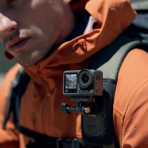 DJI Action 4 Chính Hãng Fullbox 23 DJI Action 4 đeo trên vai